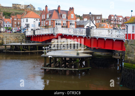 Pont tournant de Whitby peint vue depuis le côté ouest de la rivière Esk Banque D'Images