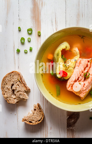 Libre à la ciboulette soupe de saumon Banque D'Images