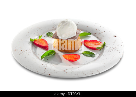 Desserts, gâteau à la crème glacée et aux fraises isolé sur fond blanc Banque D'Images