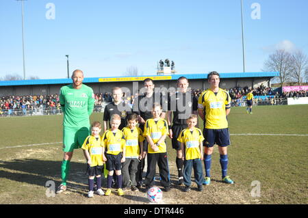 Mascottes des capitaines et des fonctionnaires s'alignent sur le cercle central. Feb 22, 2014. Mascottes des capitaines et des fonctionnaires dans le cercle central. Gosport Borough v Havant & Waterlooville, demi-finale, FA Trophy, 22 février 2014 (c) Paul Gordon, Alamy Live News Banque D'Images