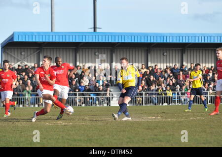 Les joueurs Gosport shot bloqué par havant defender, au Royaume-Uni. Feb 22, 2014. Gosport Borough v Havant & Waterlooville, demi-finale, FA Trophy, 22 février 2014 (c) Paul Gordon, Alamy Live News Banque D'Images