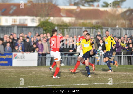 Attaque de Gosport. Feb 22, 2014. Gosport Borough v Havant & Waterlooville, demi-finale, FA Trophy, 22 février 2014 (c) Paul Gordon, Alamy Live News Banque D'Images
