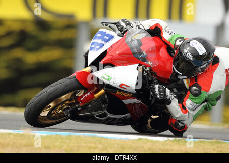 Rider du monde Supersport Kev Coghlan se transforme en île de Phillip's Lukey Heights corner. Banque D'Images