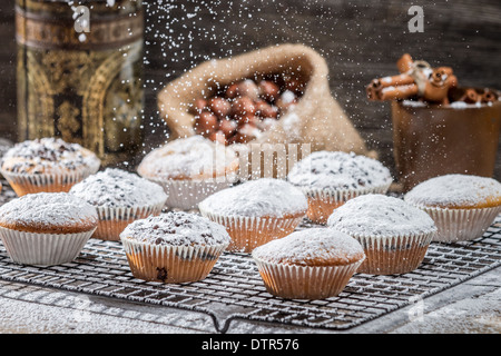 Muffins à la vanille décoré avec du sucre en poudre Banque D'Images