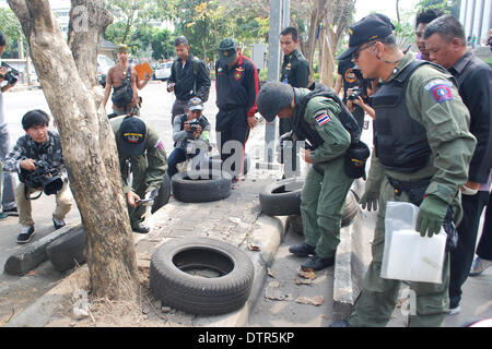 Bangkok, Thaïlande. Feb 23, 2014. Les policiers thaïlandais vérifier un lance-grenades M79 trouvé à une aire de stationnement entre le tribunal civil et la cour d'appel sur ratchadapisek road, à Bangkok, Thaïlande, le 23 février 2014. Credit : Rachen Sageamsak/Xinhua/Alamy Live News Banque D'Images