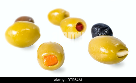 Les olives farcies poivrons, une orange-Peel, est isolé sur fond blanc Banque D'Images