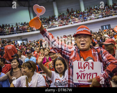 Nakhon Ratchasima, Thaïlande. Feb 23, 2014. Un homme cheers for Red Shirt orateurs dans Korat. Le front uni de la démocratie contre la dictature (UDD ou chemises rouges), qui soutient le gouvernement élu de Yingluck Shinawatra, a organisé le 'UDD de rétroaction de la bataille de la batterie'' rassemblement à Nakhon Ratchasima (Korat) pour contrer les manifestations anti-gouvernementales qui ont frappé Bangkok depuis novembre. Autour de 4 000 de l'UDD et les coordonnateurs provinciaux, régionaux ainsi que les membres de l'organisation s'est réuni à Liptapunlop Hall à l'intérieur de Sa Majesté le Roi de 80 ans anniversaire Banque D'Images
