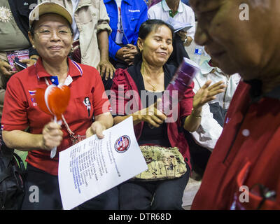 Nakhon Ratchasima, Thaïlande. Feb 23, 2014. On acclame de Red Shirt orateurs dans Korat. Le front uni de la démocratie contre la dictature (UDD ou chemises rouges), qui soutient le gouvernement élu de Yingluck Shinawatra, a organisé le 'UDD de rétroaction de la bataille de la batterie'' rassemblement à Nakhon Ratchasima (Korat) pour contrer les manifestations anti-gouvernementales qui ont frappé Bangkok depuis novembre. Autour de 4 000 de l'UDD et les coordonnateurs provinciaux, régionaux ainsi que les membres de l'organisation s'est réuni à Liptapunlop Hall à l'intérieur de Sa Majesté le Roi de 80 ans anniversaire Banque D'Images
