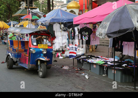 Bangkok. Feb 23, 2014. Photo prise le 23 février 2014, montre le site de l'explosion d'une bombe à Bangkok, Thaïlande. Au moins 24 personnes, dont trois enfants, ont été blessés dans l'explosion d'une bombe près d'un site de protestation contre le gouvernement dans la capitale thaïlandaise de Bangkok le dimanche après-midi, les médias locaux ont rapporté. Credit : Rachen Sageamsak/Xinhua/Alamy Live News Banque D'Images