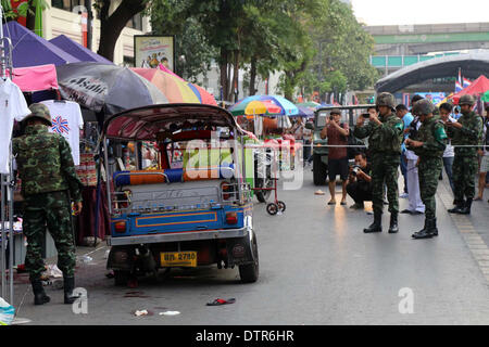 Bangkok, Thaïlande. Feb 23, 2014. Des soldats thaïlandais vérifier le site de l'explosion d'une bombe à Bangkok, Thaïlande, le 23 février 2014. Au moins 24 personnes, dont trois enfants, ont été blessés dans l'explosion d'une bombe près d'un site de protestation contre le gouvernement dans la capitale thaïlandaise de Bangkok le dimanche après-midi, les médias locaux ont rapporté. Credit : Rachen Sageamsak/Xinhua/Alamy Live News Banque D'Images