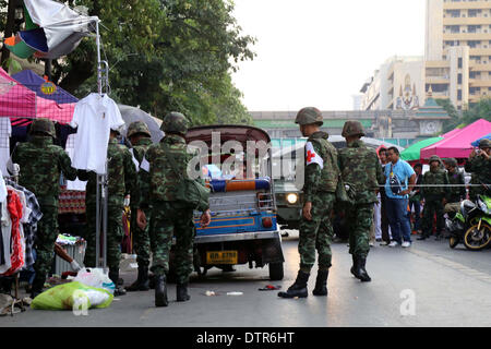 Bangkok, Thaïlande. Feb 23, 2014. Des soldats thaïlandais vérifier le site de l'explosion d'une bombe à Bangkok, Thaïlande, le 23 février 2014. Au moins 24 personnes, dont trois enfants, ont été blessés dans l'explosion d'une bombe près d'un site de protestation contre le gouvernement dans la capitale thaïlandaise de Bangkok le dimanche après-midi, les médias locaux ont rapporté. Credit : Rachen Sageamsak/Xinhua/Alamy Live News Banque D'Images