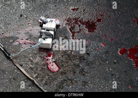 Bangkok. Feb 23, 2014. Photo prise le 23 février 2014, montre le site de l'explosion d'une bombe à Bangkok, Thaïlande. Au moins 24 personnes, dont trois enfants, ont été blessés dans l'explosion d'une bombe près d'un site de protestation contre le gouvernement dans la capitale thaïlandaise de Bangkok le dimanche après-midi, les médias locaux ont rapporté. Credit : Rachen Sageamsak/Xinhua/Alamy Live News Banque D'Images