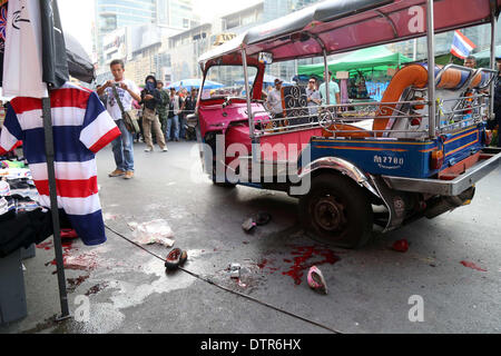 Bangkok, Thaïlande. Feb 23, 2014. Les gens se rassemblent sur le site de l'explosion d'une bombe à Bangkok, Thaïlande, le 23 février 2014. Au moins 24 personnes, dont trois enfants, ont été blessés dans l'explosion d'une bombe près d'un site de protestation contre le gouvernement dans la capitale thaïlandaise de Bangkok le dimanche après-midi, les médias locaux ont rapporté. Credit : Rachen Sageamsak/Xinhua/Alamy Live News Banque D'Images