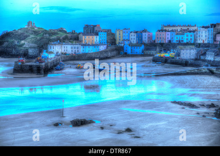 Port de Tenby, Pembrokeshire Wales en début de soirée sur la ville galloise historique côté ouest de la baie de Carmarthen avec de grandes plages Banque D'Images