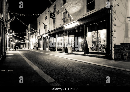 Le noir et blanc Scène de rue la nuit, Ripon, North Yorkshire, Angleterre Banque D'Images