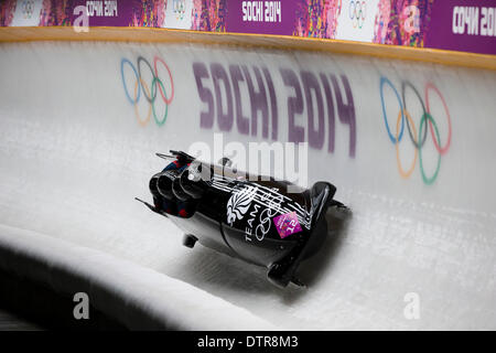 Sotchi, Krasnodar, Russie. Feb 22, 2014. Grande-bretagne 1 nombre de traîneau conduit par John Jackson en action lors de la deuxième exécution de la compétition de bobsleigh à quatre de la centrale coulissante Sanki, Mountain Cluster - XXII jeux olympiques d'hiver. Team GO fini juste à l'extérieur les médailles en 5e place : Action Crédit Plus Sport/Alamy Live News Banque D'Images