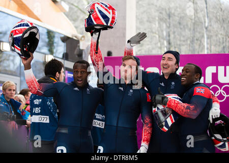 Sotchi, Krasnodar, Russie. Feb 23, 2014. L'équipe de Grande-Bretagne 2 (l-r : Lamin DEEN, Ben SIMONS, John BAINES, Andrew MATTHEWS) - après la dernière exécution au cours de la dernière journée de la compétition de bobsleigh à quatre de la montagne, Centre de glisse Sanki Cluster - XXII jeux olympiques d'hiver. Team GO fini juste à l'extérieur les médailles en 5e place : Action Crédit Plus Sport/Alamy Live News Banque D'Images