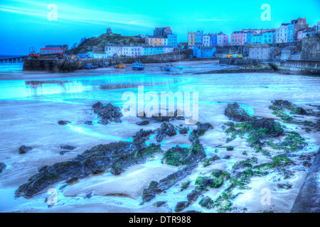 Port de Tenby, Pembrokeshire Wales en début de soirée sur la ville galloise historique côté ouest de la baie de Carmarthen avec de grandes plages Banque D'Images