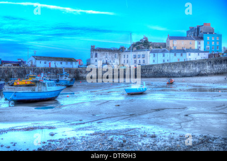 Port de Tenby, Pembrokeshire Wales en début de soirée sur la ville galloise historique côté ouest de la baie de Carmarthen avec de grandes plages Banque D'Images