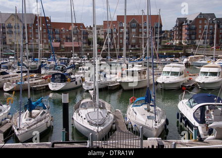 Weymouth, dans le Dorset, montrant la plage, la marina, port, statue du Prince Régent, promenade et un punch & Judy Show. Banque D'Images