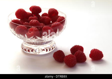 Framboises dans un cristal rétro/couper le verre verre sundae sur fond blanc (11 de 11) Banque D'Images