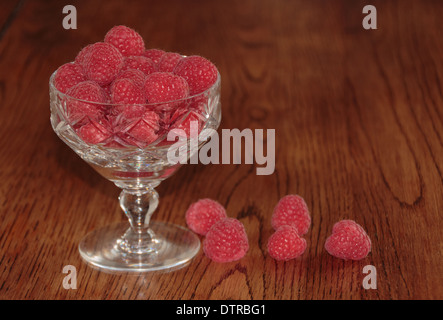 Framboises dans un cristal/verre coupe verre coupe glacée sur une table en chêne(6 sur 11) Banque D'Images