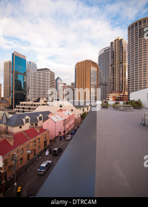 Vue de la rue Gloucester et le quartier central des affaires de Sydney, Australie, comme on a parlé d'un toit. Banque D'Images