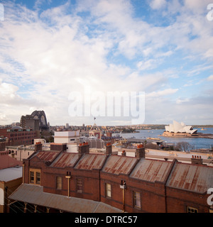 Une vue sur le Sydney Harbour Bridge et Sydney Opera House comme vu d'un toit dans les roches district de Sydney, Australie. Banque D'Images