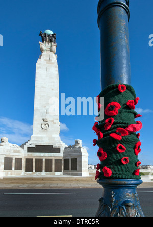 Pavot foulard tricoté commémorative à Portsmouth Naval War Memorial Southsea Common, Portsmouth, Hampshire, England, UK. Banque D'Images