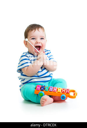 Funny baby boy playing with jouets musicaux Banque D'Images