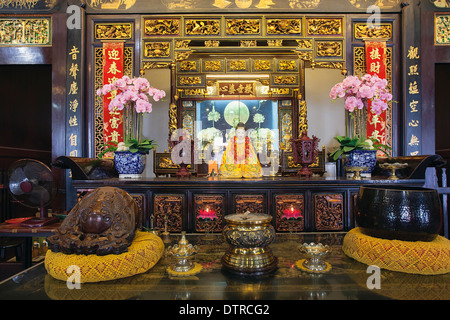 Temple bouddhiste autel avec motif chinois ornés de sculptures et statue de Bouddha à Malacca en Malaisie Banque D'Images