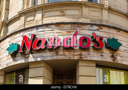 Nando's restaurant dans le centre ville, Huddersfield, West Yorkshire, England, UK Banque D'Images