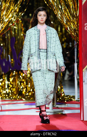 Un modèle porte un design créé par Meadham Kirchhoff lors de la London Fashion Week Automne/Hiver 2014, à la Tate Modern. Banque D'Images