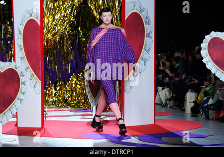 Un modèle porte un design créé par Meadham Kirchhoff lors de la London Fashion Week Automne/Hiver 2014, à la Tate Modern. Banque D'Images