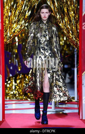 Un modèle porte un design créé par Meadham Kirchhoff lors de la London Fashion Week Automne/Hiver 2014, à la Tate Modern. Banque D'Images