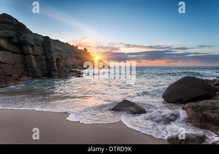 Lever du soleil à Porthgwarra Cove sur la péninsule de Lands End en Cornouailles Banque D'Images