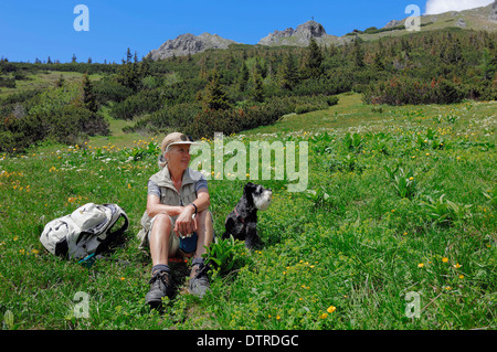 Femme avec Schnauzer nain, noir-argent, parc national de Berchtesgaden, Bavière, Allemagne Banque D'Images