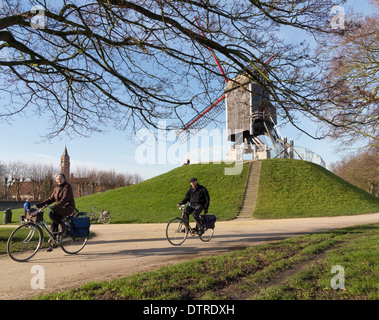 Randonnée à vélo le long du canal de la Kruisvest en face du fleuve Janshuismolen moulin Bruges (Brugge) Banque D'Images