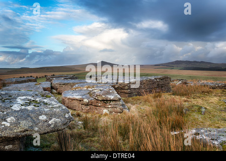 Le paysage sauvage et solitaire de Bodmin Moor en Cornouailles à l'extérieur, vers Rough Tor sur la gauche et Brown Willy sur la droite Banque D'Images