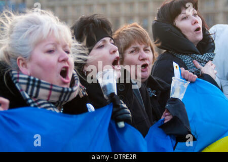 Londres, Royaume-Uni. Feb 23, 2014. Des centaines d'Ukrainiens ont formé une chaîne humaine sur le pont de Westminster pour célébrer la sortie de puissance du régime de Ianoukovitch, et pour pleurer les scores tués au cours de l'insurrection de Kiev dans la semaine précédente. Crédit : Paul Davey/Alamy Live News Banque D'Images