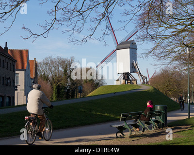 Randonnée à vélo le long du canal qui passe le chemin Kruisvest Bonne Chiere moulin Bruges (Brugge) Banque D'Images