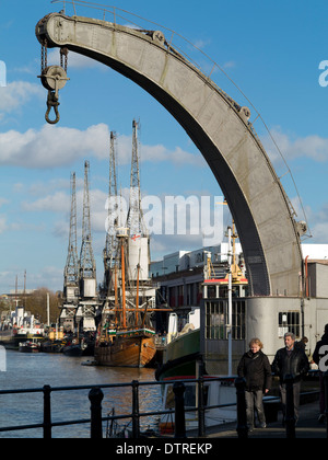 16 févr. 2014, Bristol, UK : Dans la section Port flottant de Bristol Docks, la grue à vapeur Fairbairn les cadres plus grues modernes. Banque D'Images