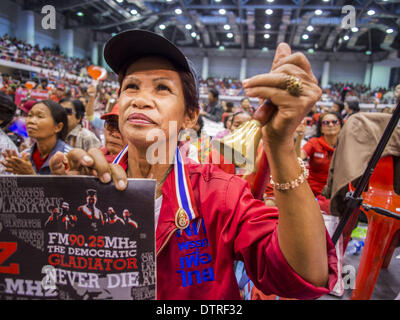 Nakhon Ratchasima, Thaïlande. Feb 23, 2014. Une femme cheers for chemise rouge haut-parleurs dans Korat. Le front uni de la démocratie contre la dictature (UDD ou chemises rouges), qui soutient le gouvernement élu de Yingluck Shinawatra, a organisé le 'UDD de rétroaction de la bataille de la batterie'' rassemblement à Nakhon Ratchasima (Korat) pour contrer les manifestations anti-gouvernementales qui ont frappé Bangkok depuis novembre. Autour de 4 000 de l'UDD et les coordonnateurs provinciaux, régionaux ainsi que les membres de l'organisation s'est réuni à Liptapunlop Hall à l'intérieur de Sa Majesté le Roi de 80 ans Anniversar Banque D'Images