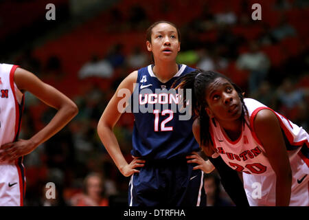 22 févr. 2014 - Houston, Texas, États-Unis d'Amérique - 22 févr. 2014 : New York guard Saniya Chong # 12 (centre) regarde le panier au cours d'un coup franc de Houston pendant le basket-ball match entre Houston et Connecticut de Hofheinz à Houston, TX. Banque D'Images