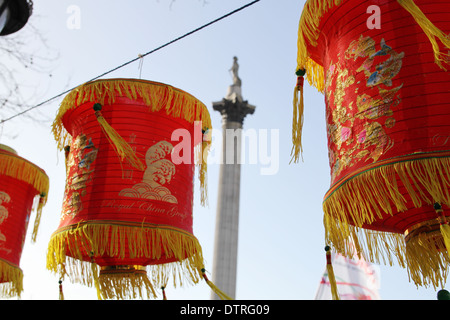 Lanternes chinoises sur l'écran pour le nouvel an chinois à Trafalgar square avec la Colonne Nelson de l'arrière-plan. Banque D'Images