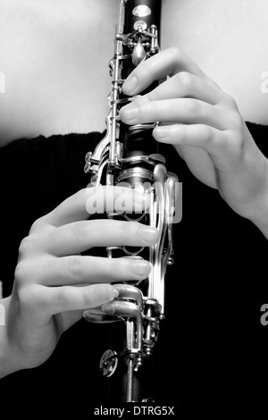 Les mains de jeunes femmes Musician Playing Clarinet Banque D'Images