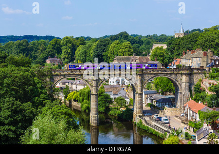 Northern Rail train sur le viaduc sur la rivière Nidd, vue du château, Knaresborough, North Yorkshire, England, UK Banque D'Images