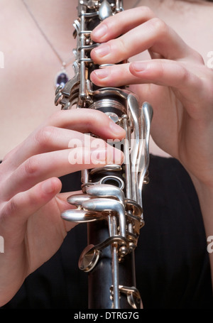 Les mains de jeunes femmes Musician Playing Clarinet Banque D'Images