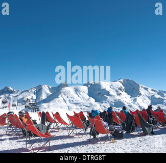 Chaises longues à l'extérieur du restaurant en haut de l'Zursersee Zurs au-dessus du télésiège en Autriche Banque D'Images