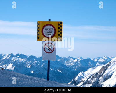 Piste signe clos dans la station de ski autrichienne de St Anton Banque D'Images